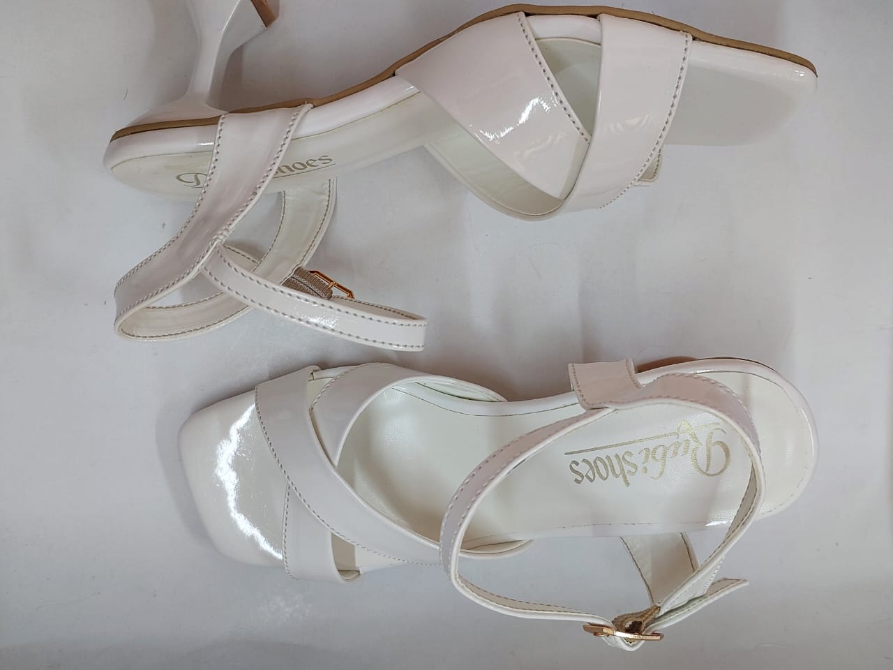 Sandales blanches vernies à brides croisées – Élégance intemporelle & confort