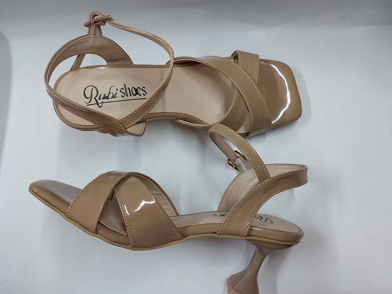 Sandales camel vernies à brides croisées – Élégance moderne & confort