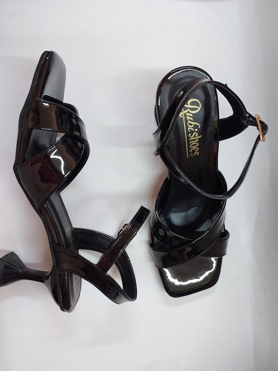 Sandales noires vernies à brides croisées – Chic & confort intemporel
