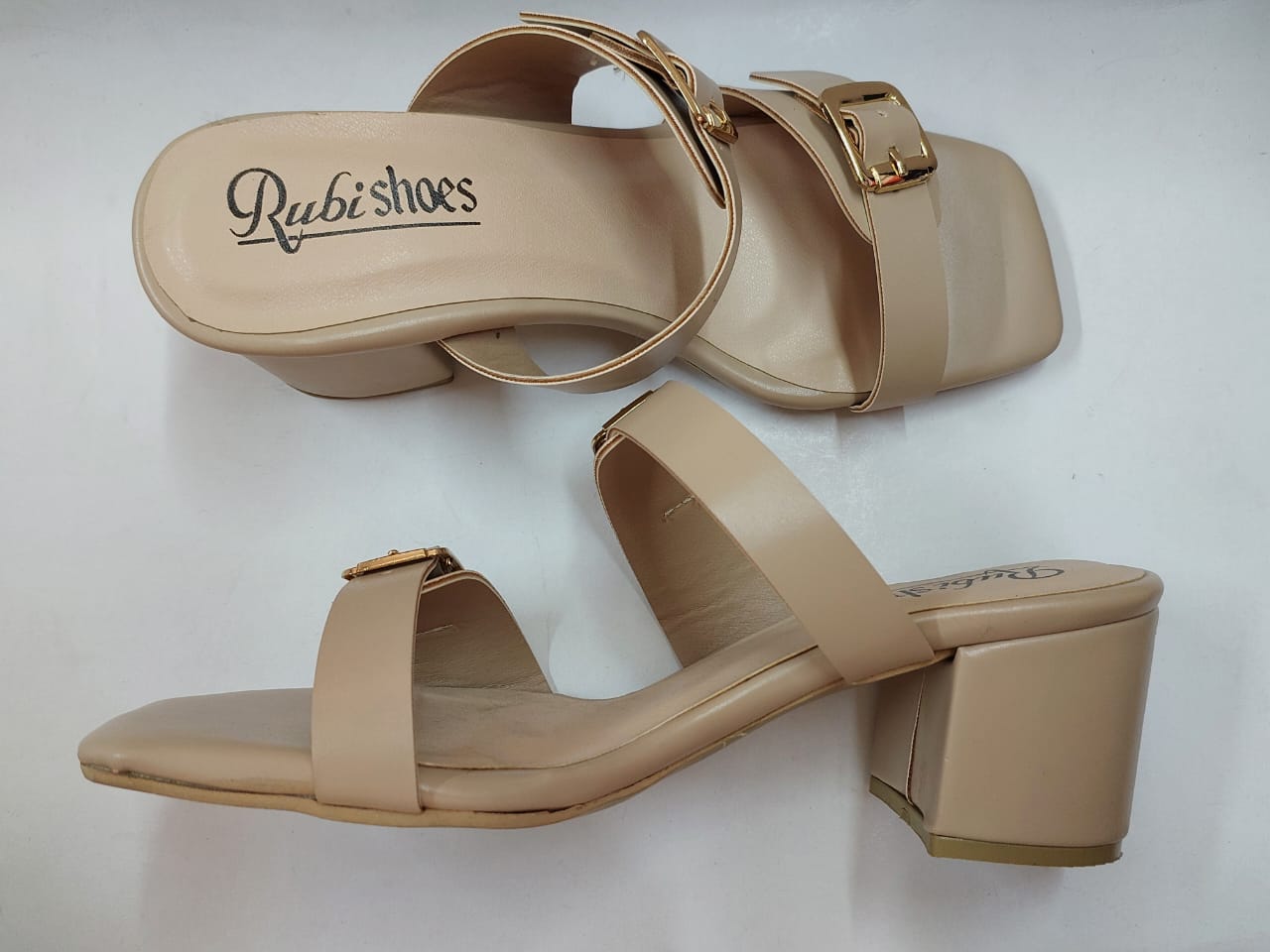 Mules nude à brides et boucles dorées – Élégance naturelle & confort