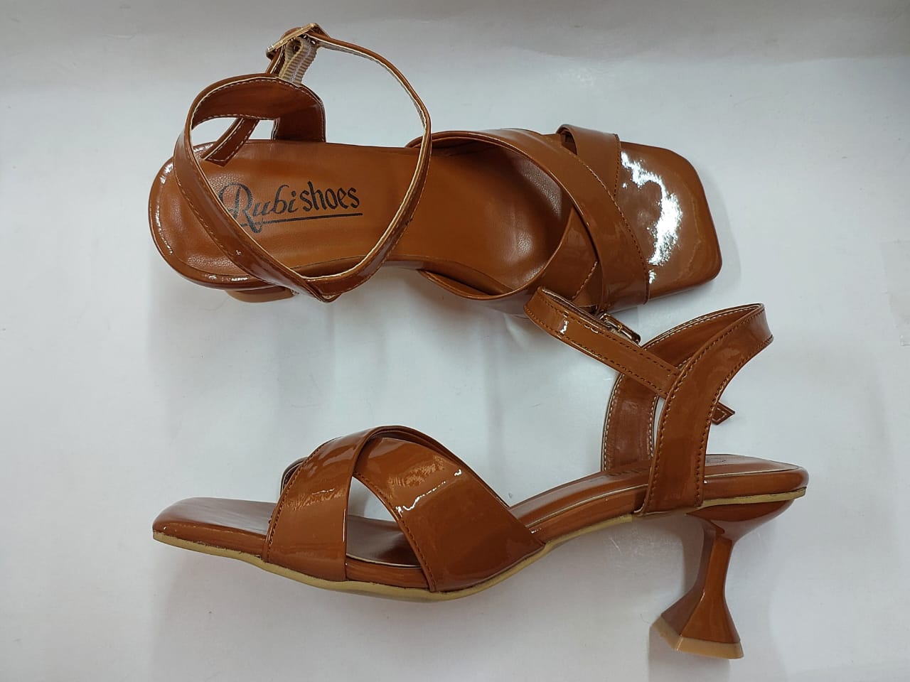 Sandales caramel vernies à brides croisées – Chic & confort assuré