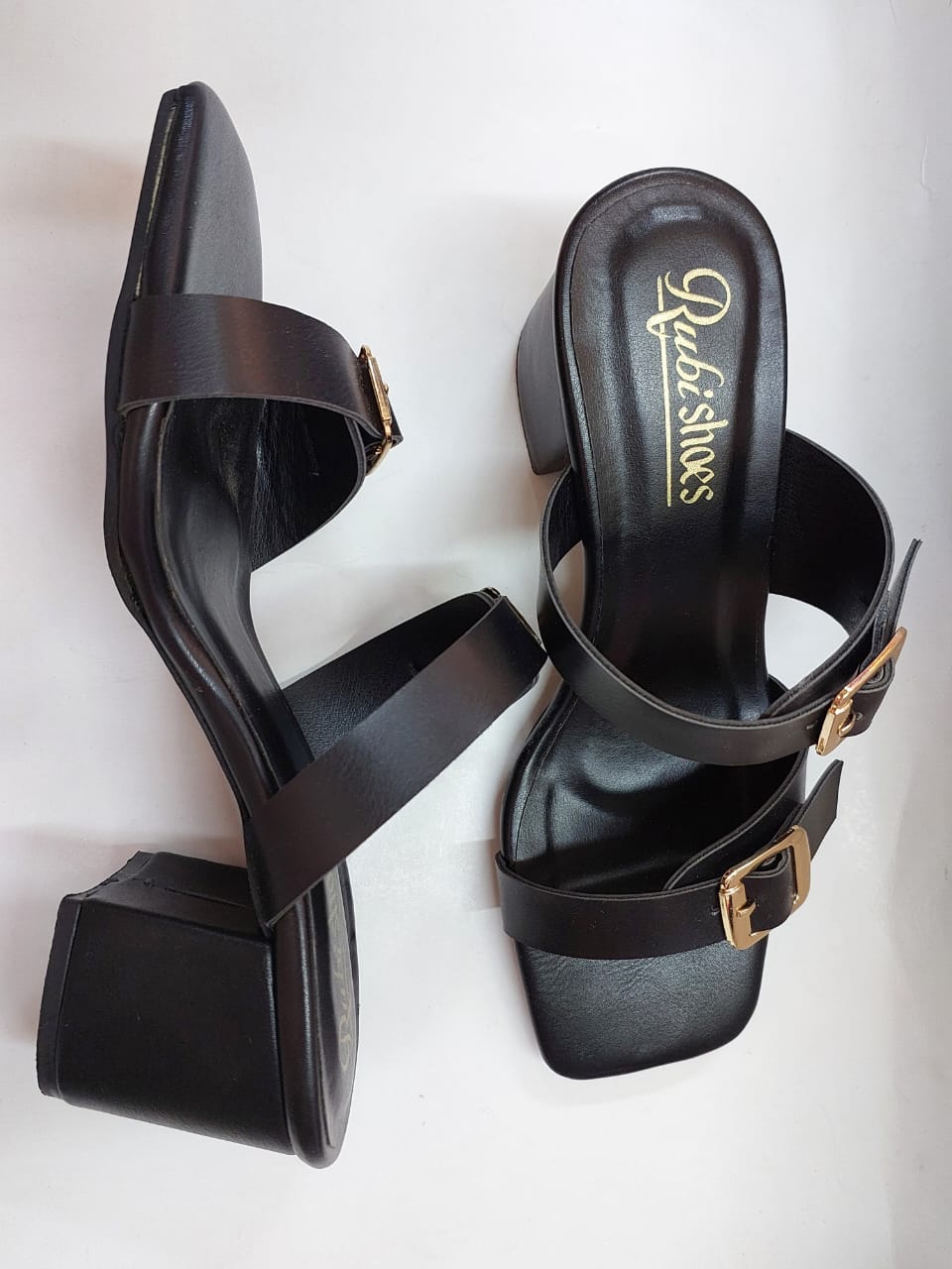 Mules noires à brides et boucles dorées – Élégance moderne & confort