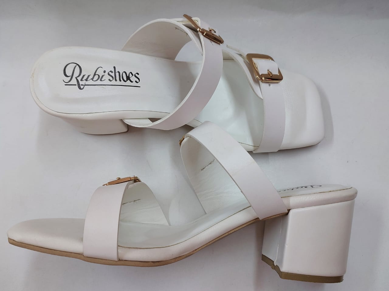 Mules blanches à brides et boucles dorées – Élégance intemporelle & confort