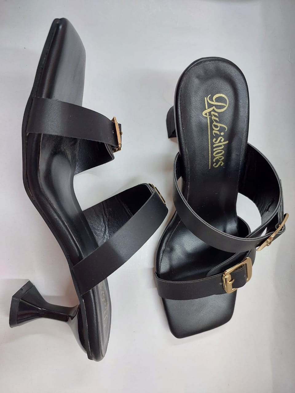 Mules noires à brides et boucles dorées – Chic intemporel & confort