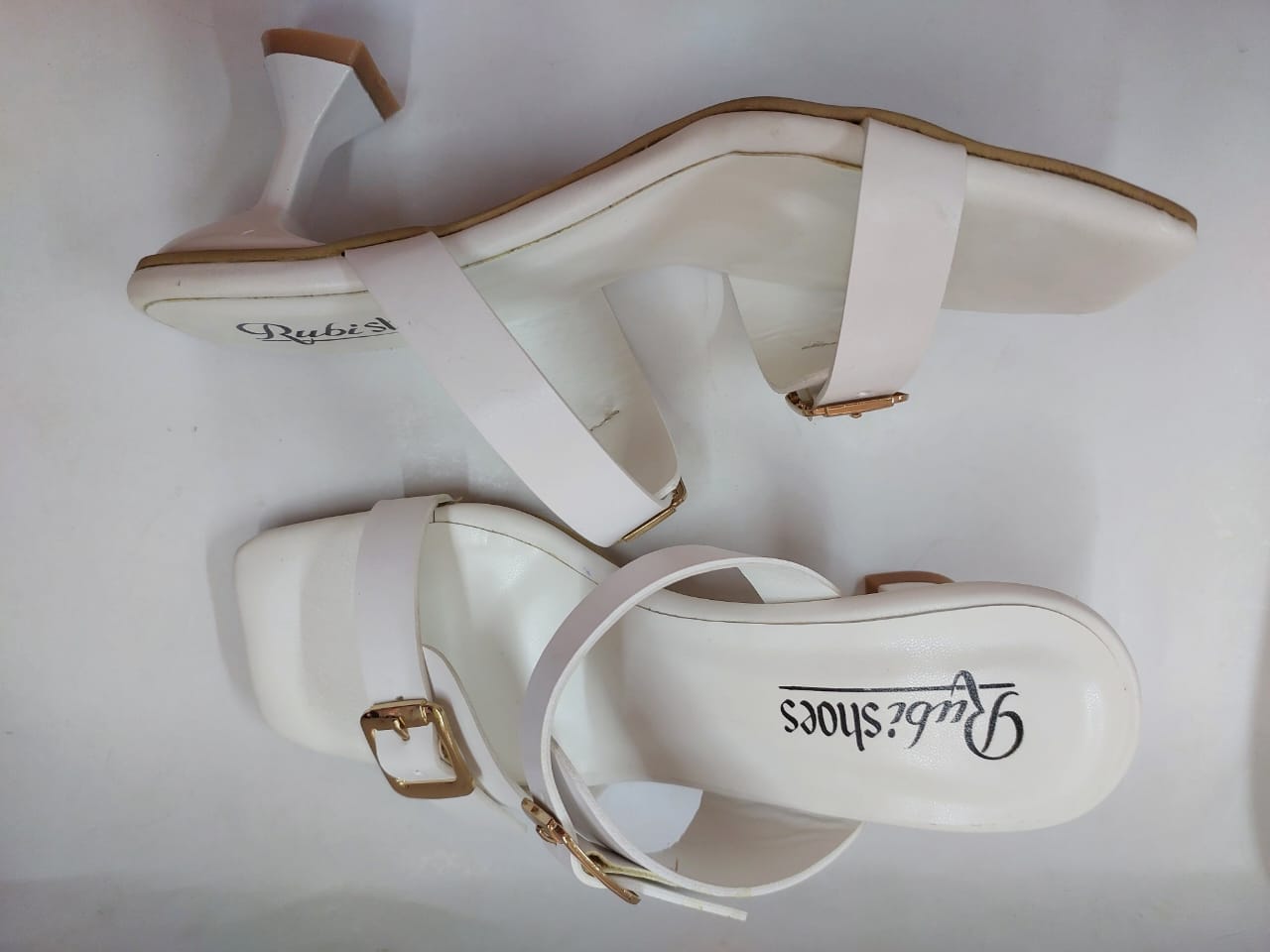 Mules blanches à brides et boucles dorées – Élégance & confort
