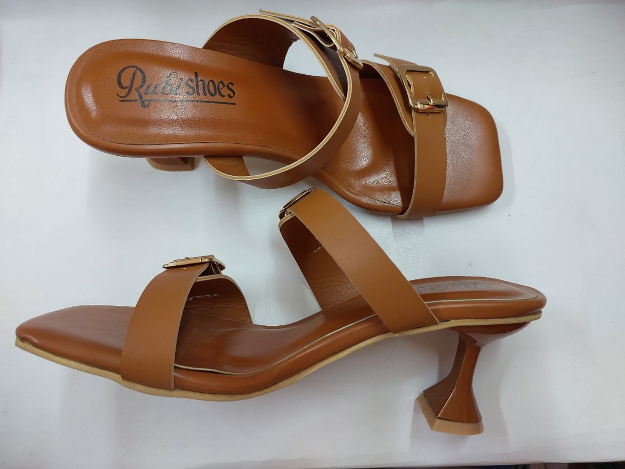 Mules caramel à brides et boucles dorées – Élégance moderne & confort