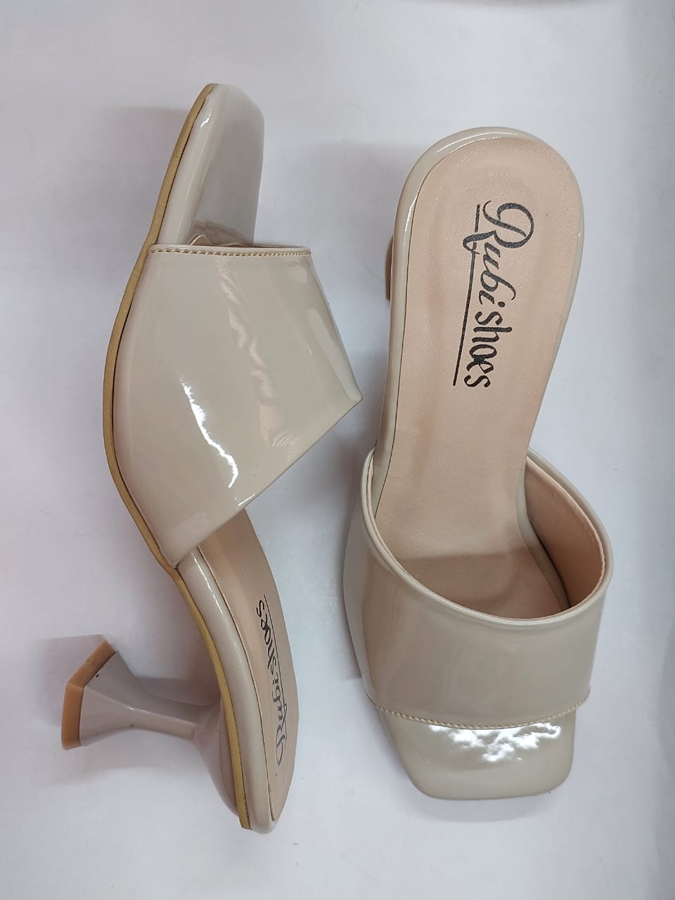 Mules vernies beige à bout carré – Élégance minimaliste & confort