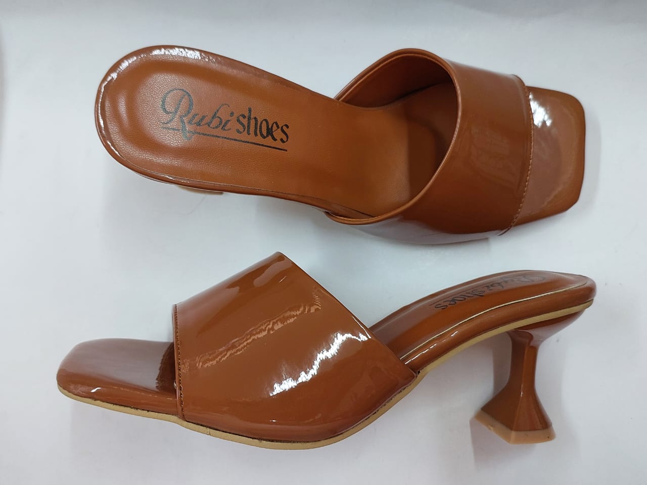 Mules caramel vernies à bout carré – Élégance moderne & confort