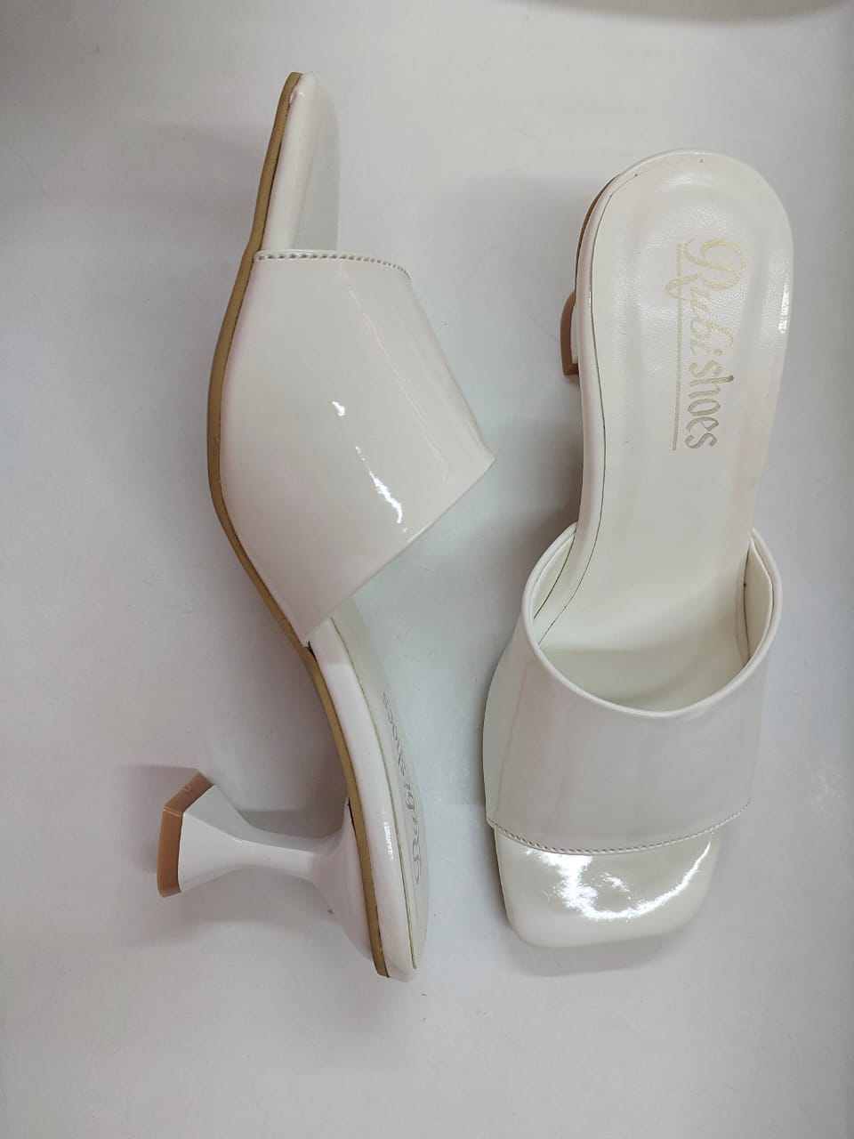 Mules blanches vernies à bout carré – Élégance pure & confort