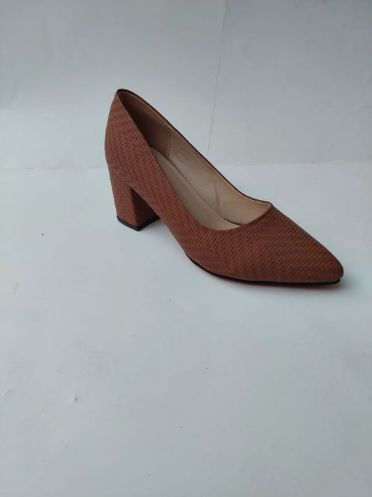 Escarpins à talon bloc texturé camel – Élégance et confort