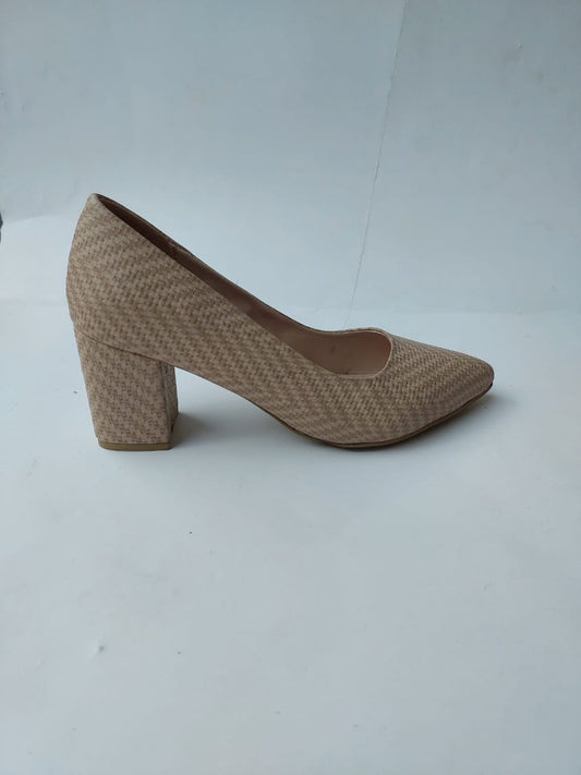 Escarpins à talon bloc texturé beige – Chic et confort au quotidien