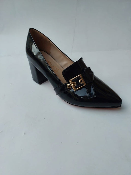 Mocassins noirs vernis à talon bloc avec boucle dorée – Élégance intemporelle