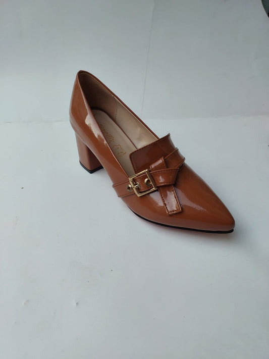 Mocassins camel vernis à talon bloc avec boucle dorée – Style chic et confortable