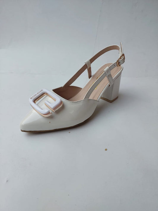 Slingback blanc verni avec boucle dorée – Élégance intemporelle
