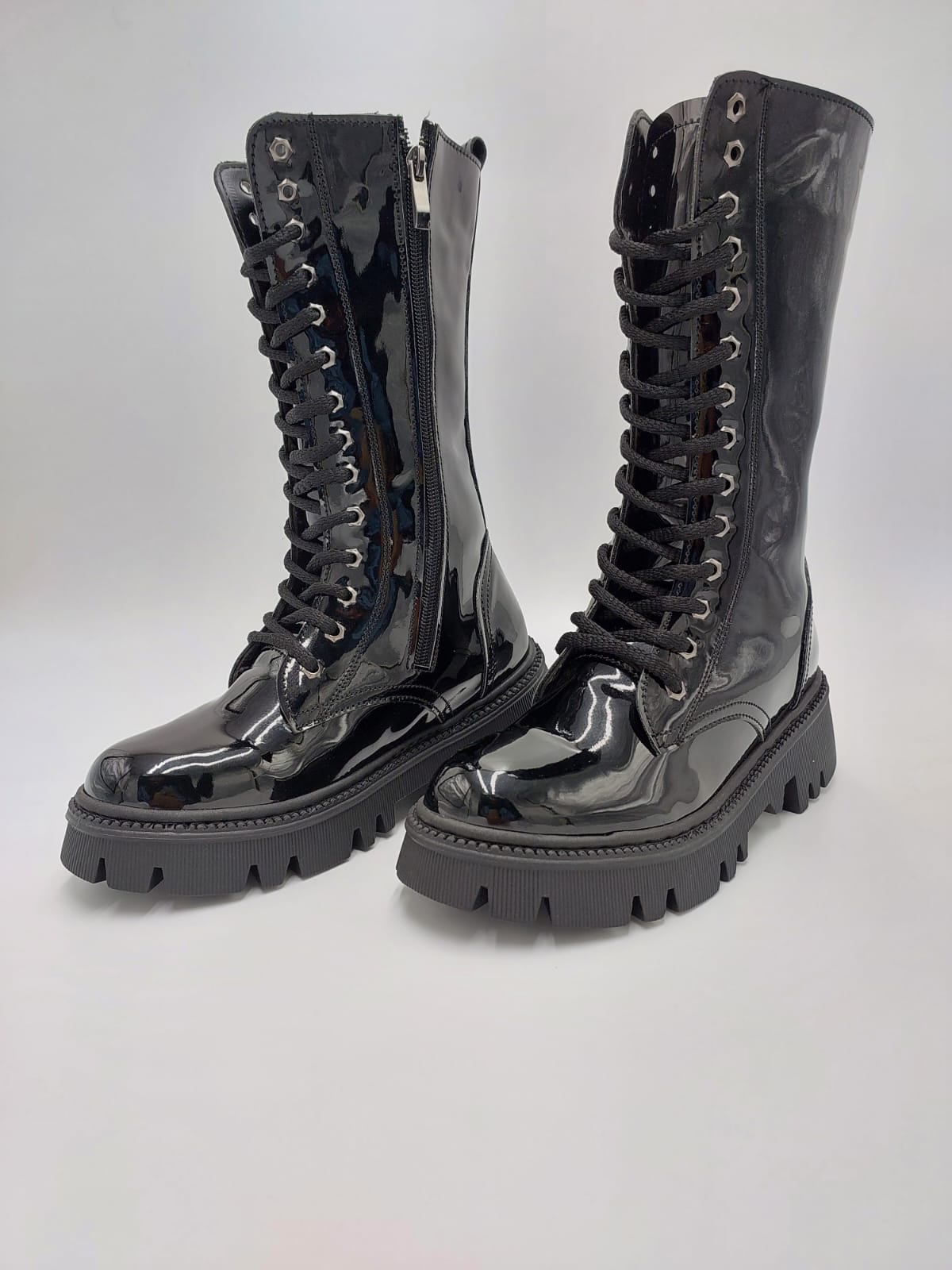 Bottes Lamira Vernies Noires à Lacets – Style Tendance & Finition Brillante