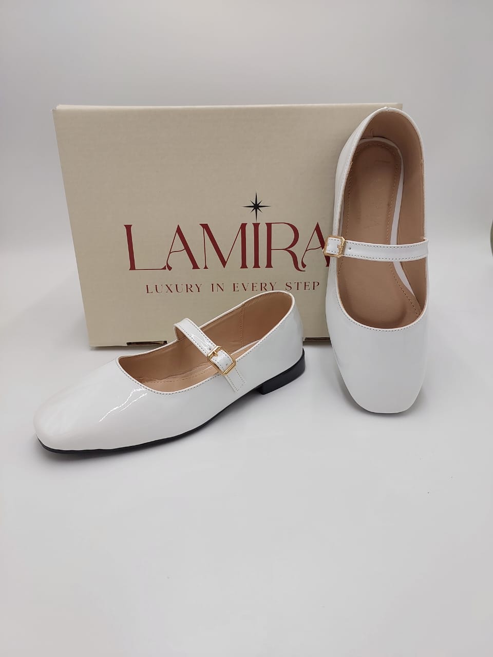 Ballerines Lamira Blanc Vernis – Élégance Éclatante et Confort