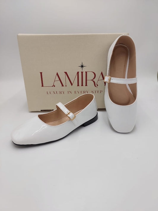 Ballerines Lamira Blanc Vernis – Élégance Éclatante et Confort