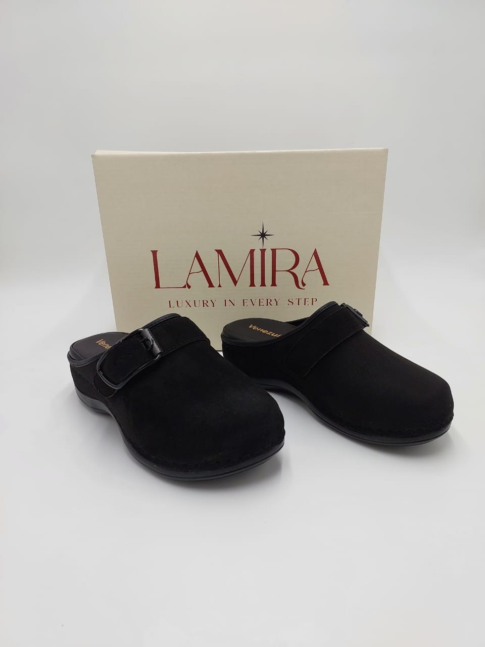 Sabots Lamira Noirs Suédés – Confort Élégant et Style Minimaliste