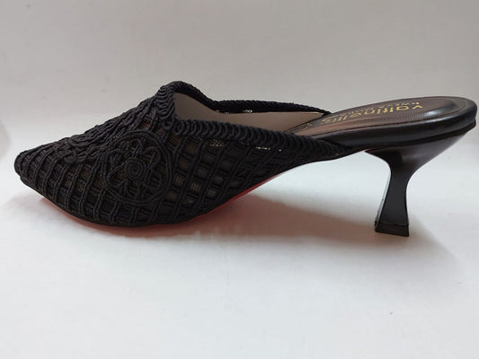 Mules noires en dentelle avec talon fin – Élégance intemporelle