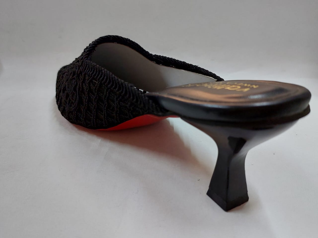 Mules noires en dentelle avec talon fin – Élégance intemporelle