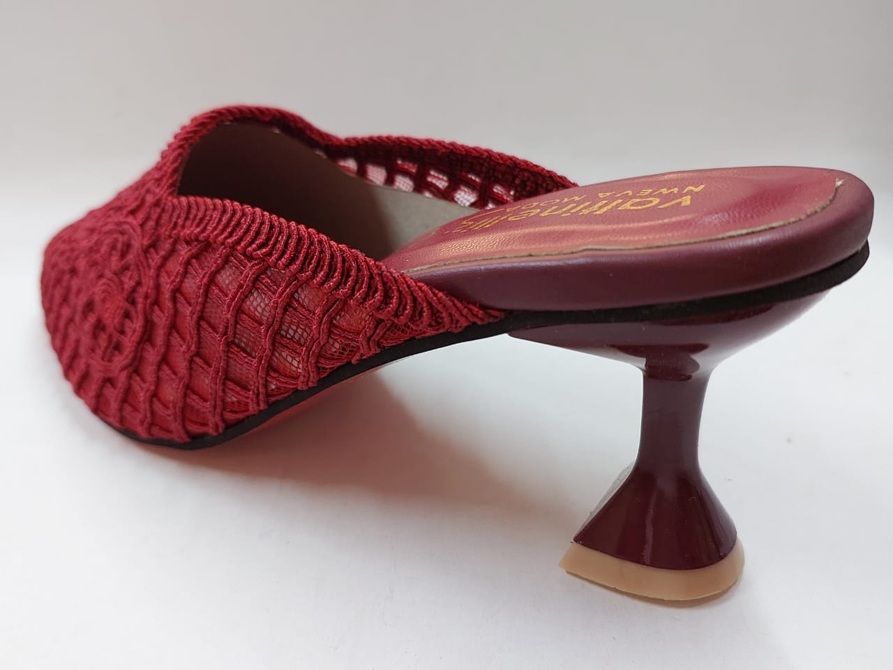 Mules rouges en dentelle – Élégance et féminité