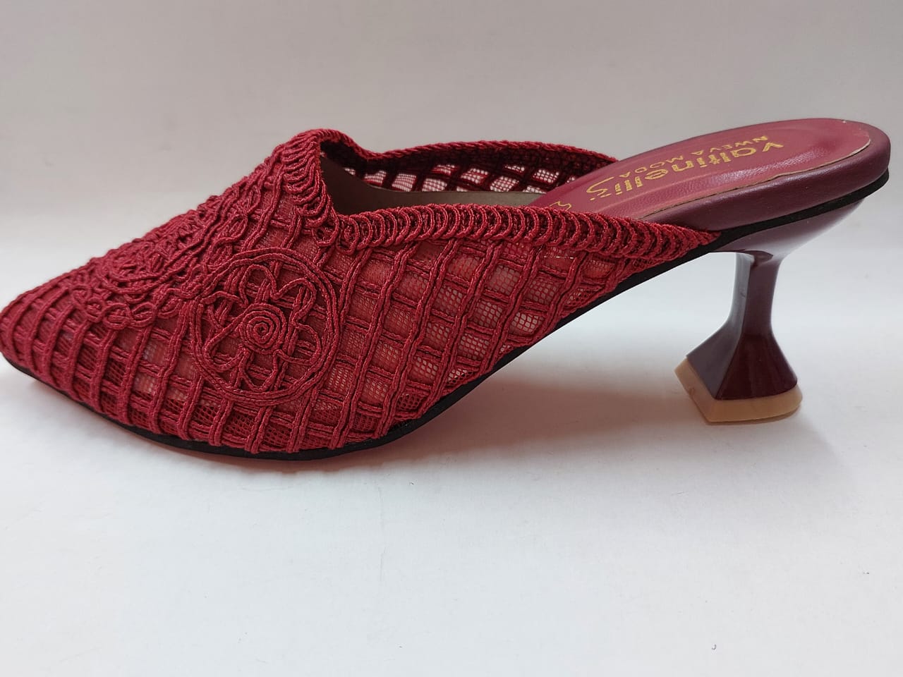 Mules rouges en dentelle – Élégance et féminité