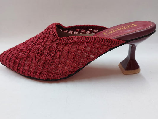 Mules rouges en dentelle – Élégance et féminité