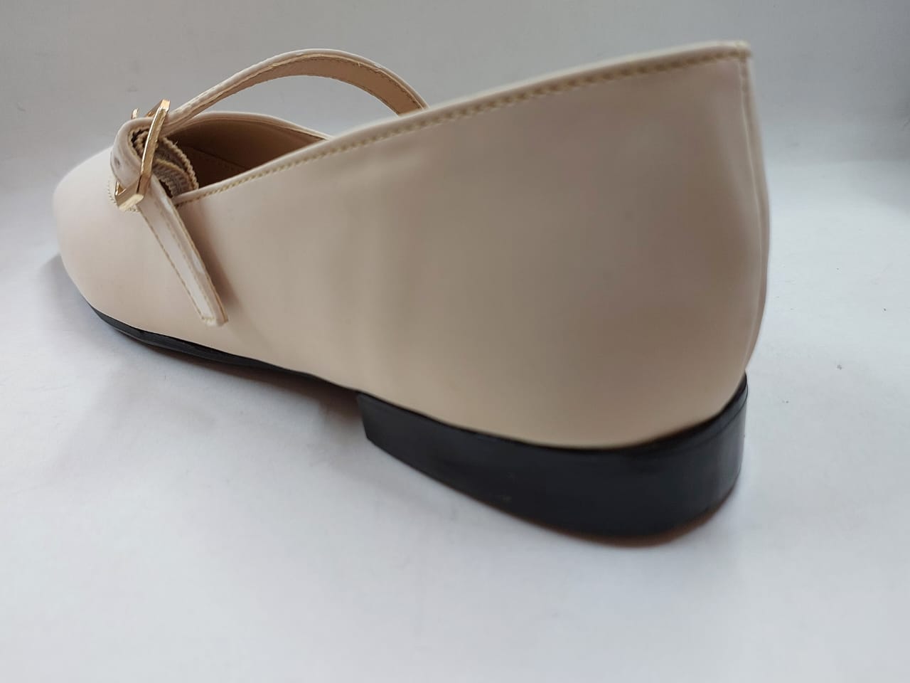 Ballerines plates beige clair à bride simple – Élégance au quotidien