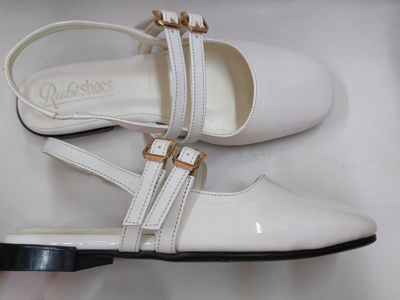 Sandales plates blanches à brides doubles – Élégance et simplicité