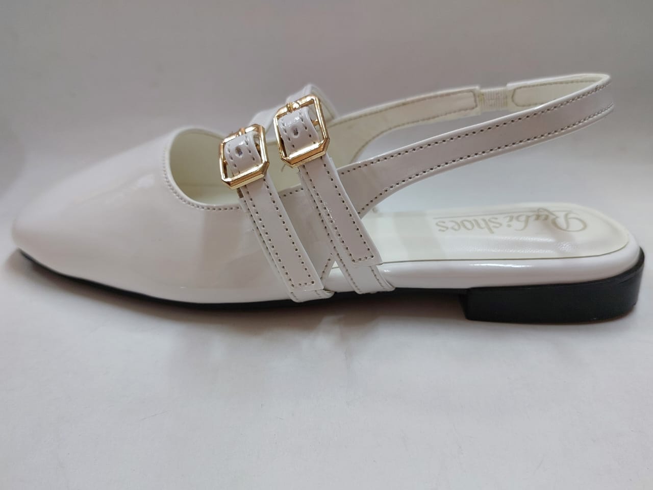 Sandales plates blanches à brides doubles – Élégance et simplicité