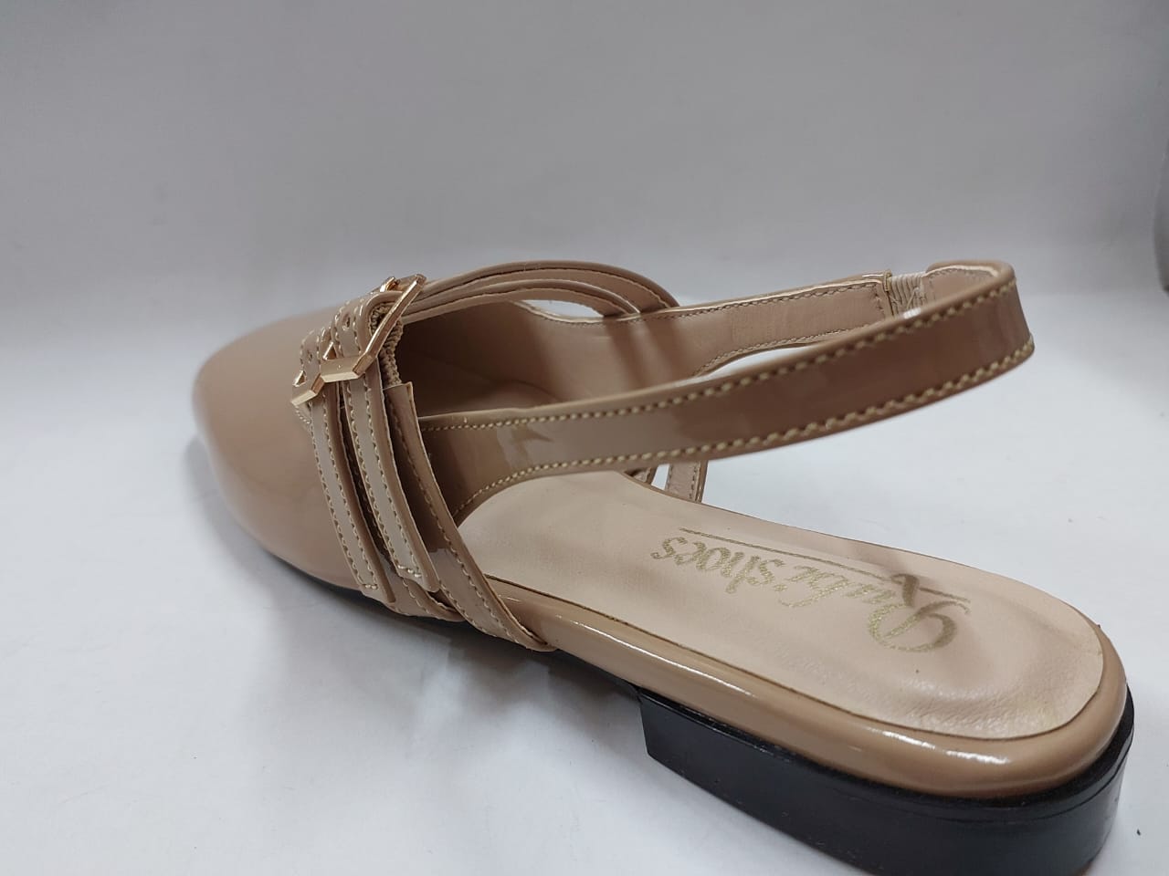 Sandales plates à brides doubles – Élégance et confort