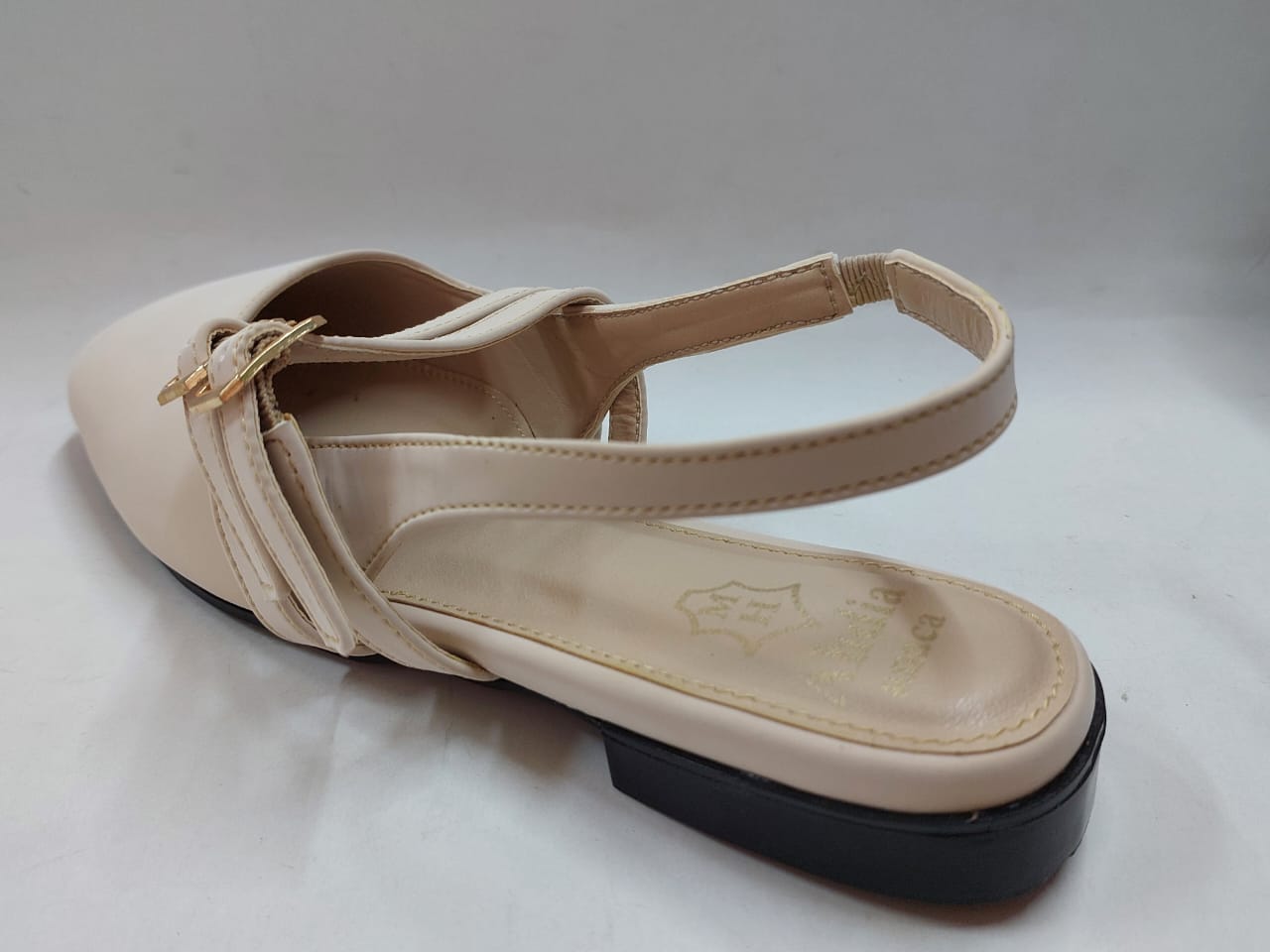 Sandales plates beige clair à double bride dorée – Confort chic