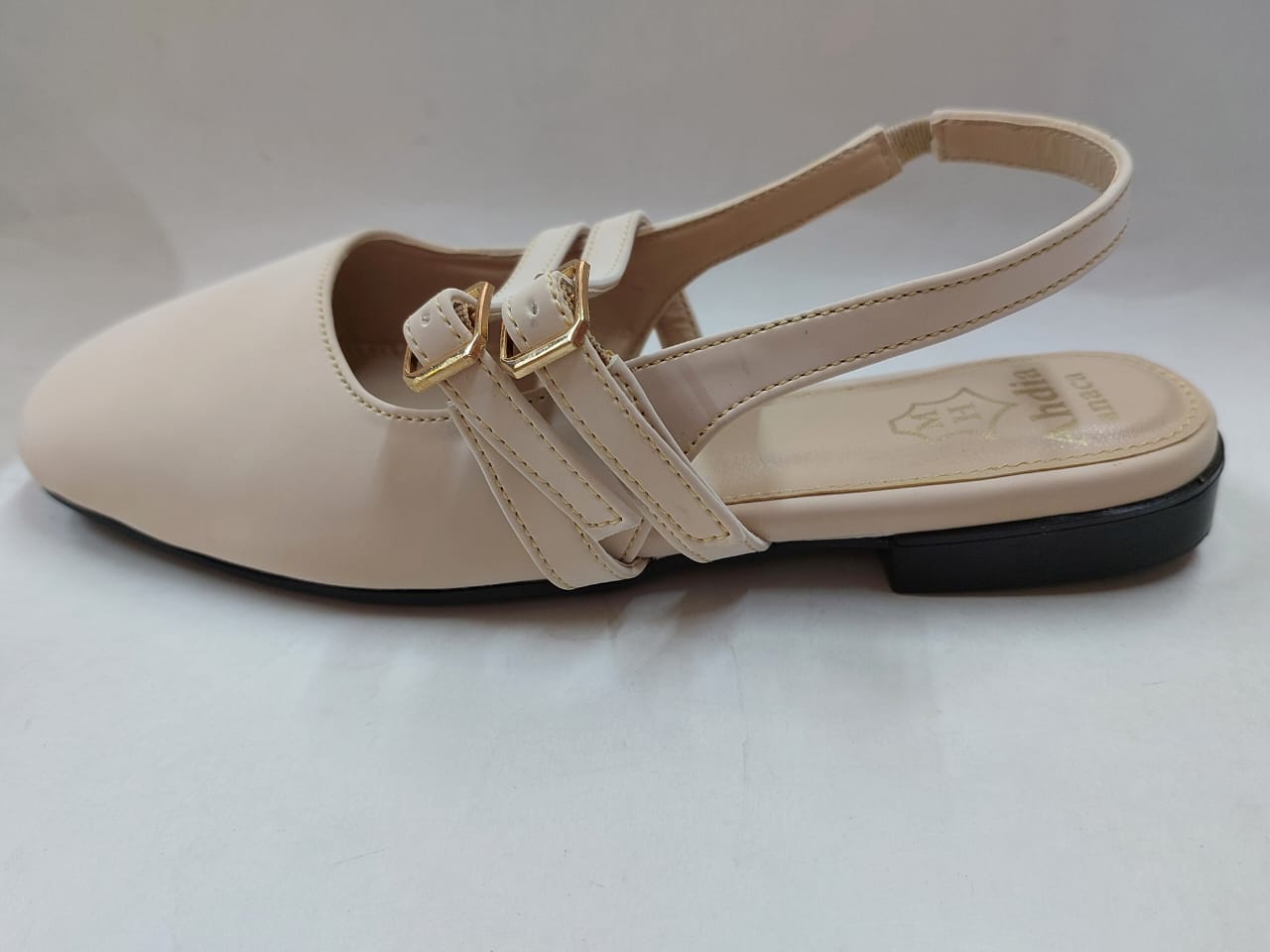 Sandales plates beige clair à double bride dorée – Confort chic
