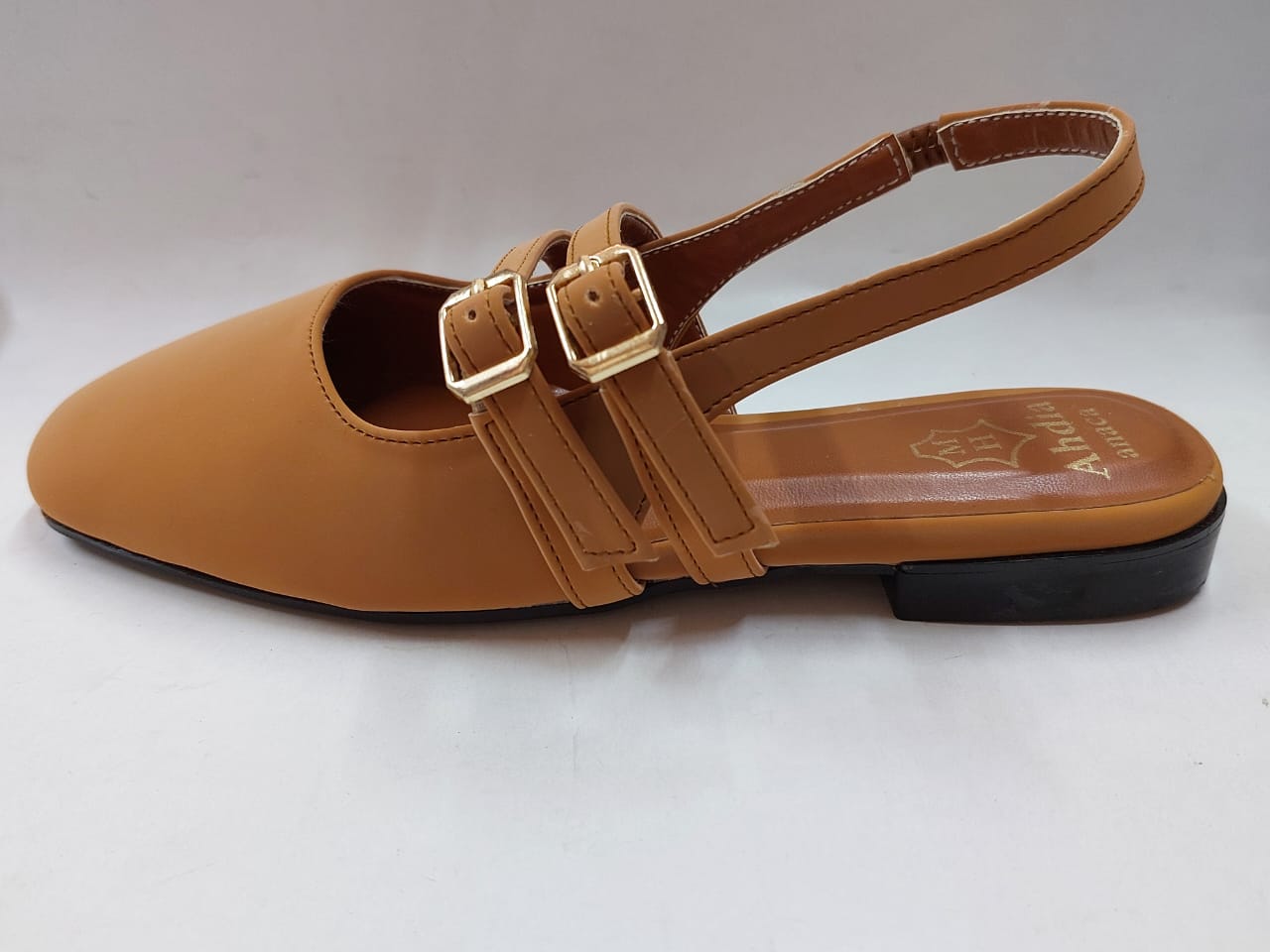 Sandales plates camel à double bride dorée – Élégance casual