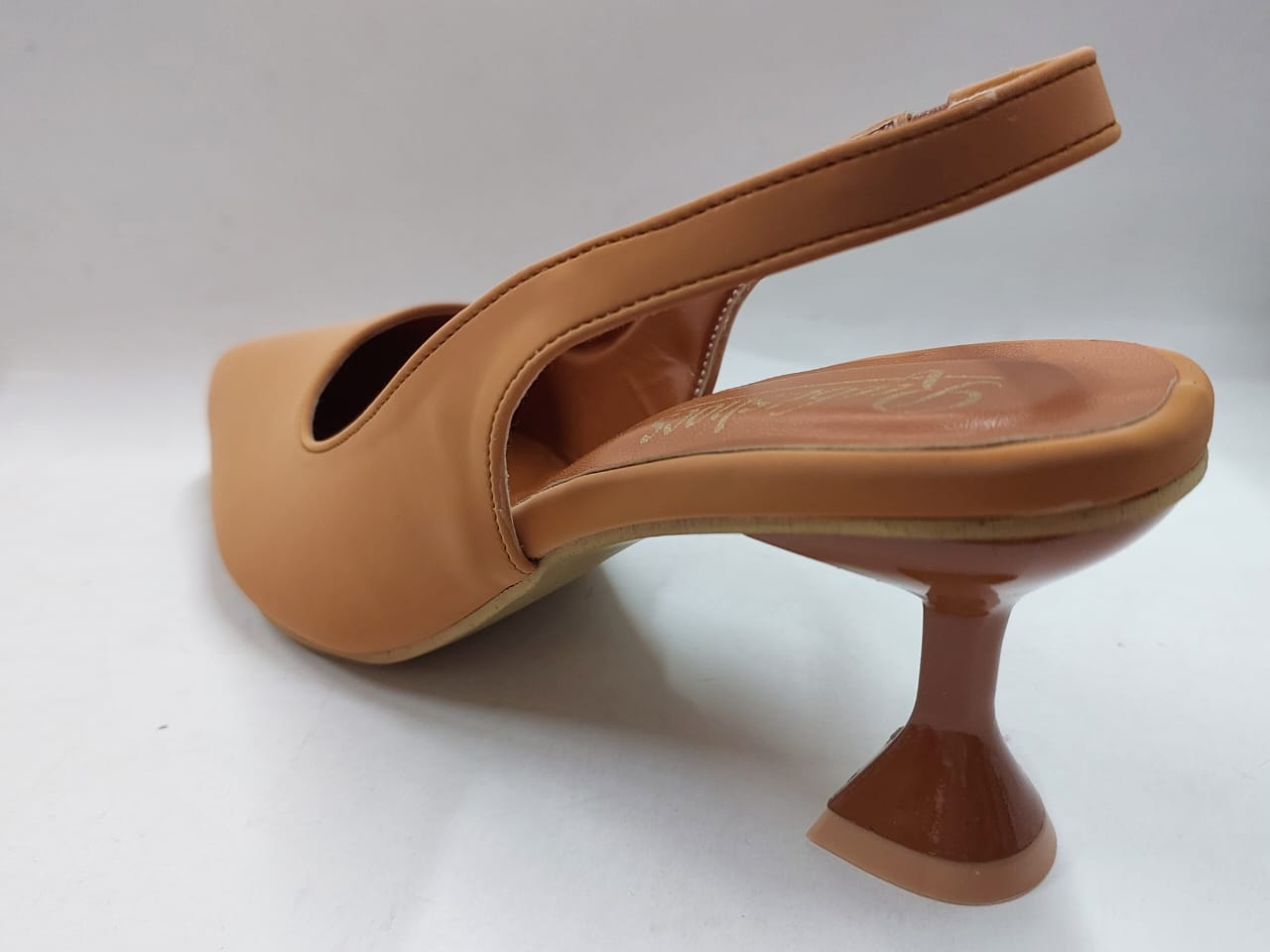 Escarpins slingback camel – Élégance et confort