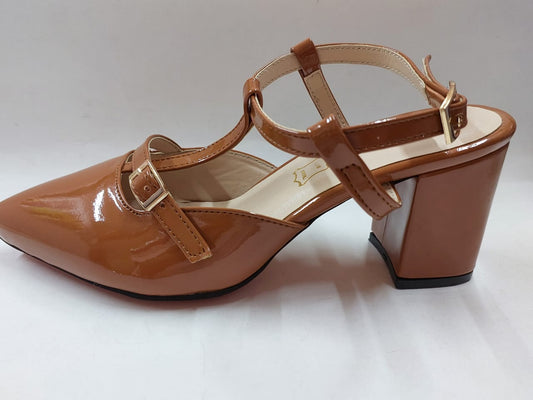 Escarpins vernis caramel à brides croisées – Chic et confort