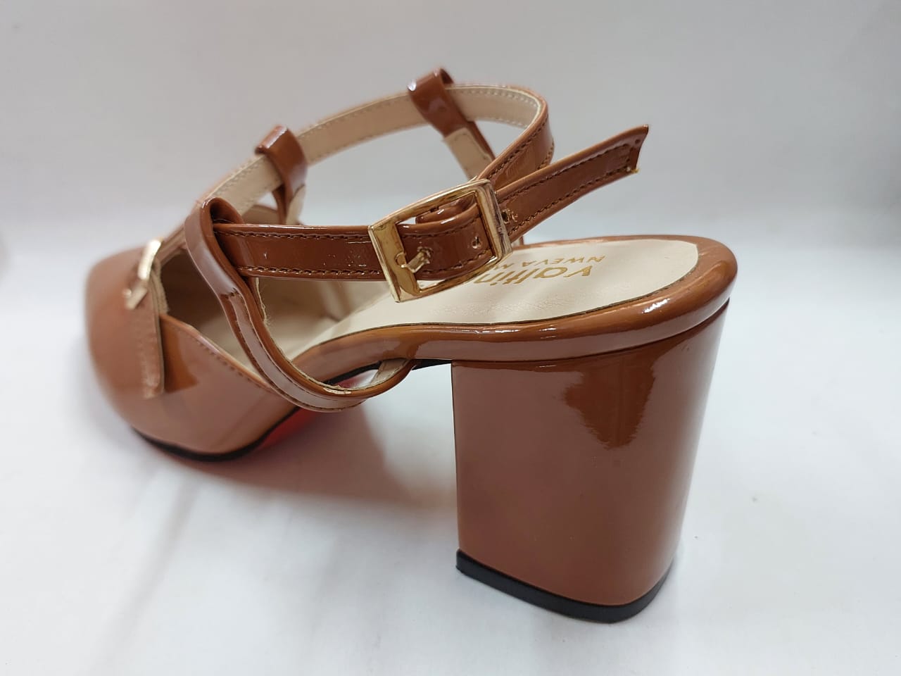 Escarpins vernis caramel à brides croisées – Chic et confort
