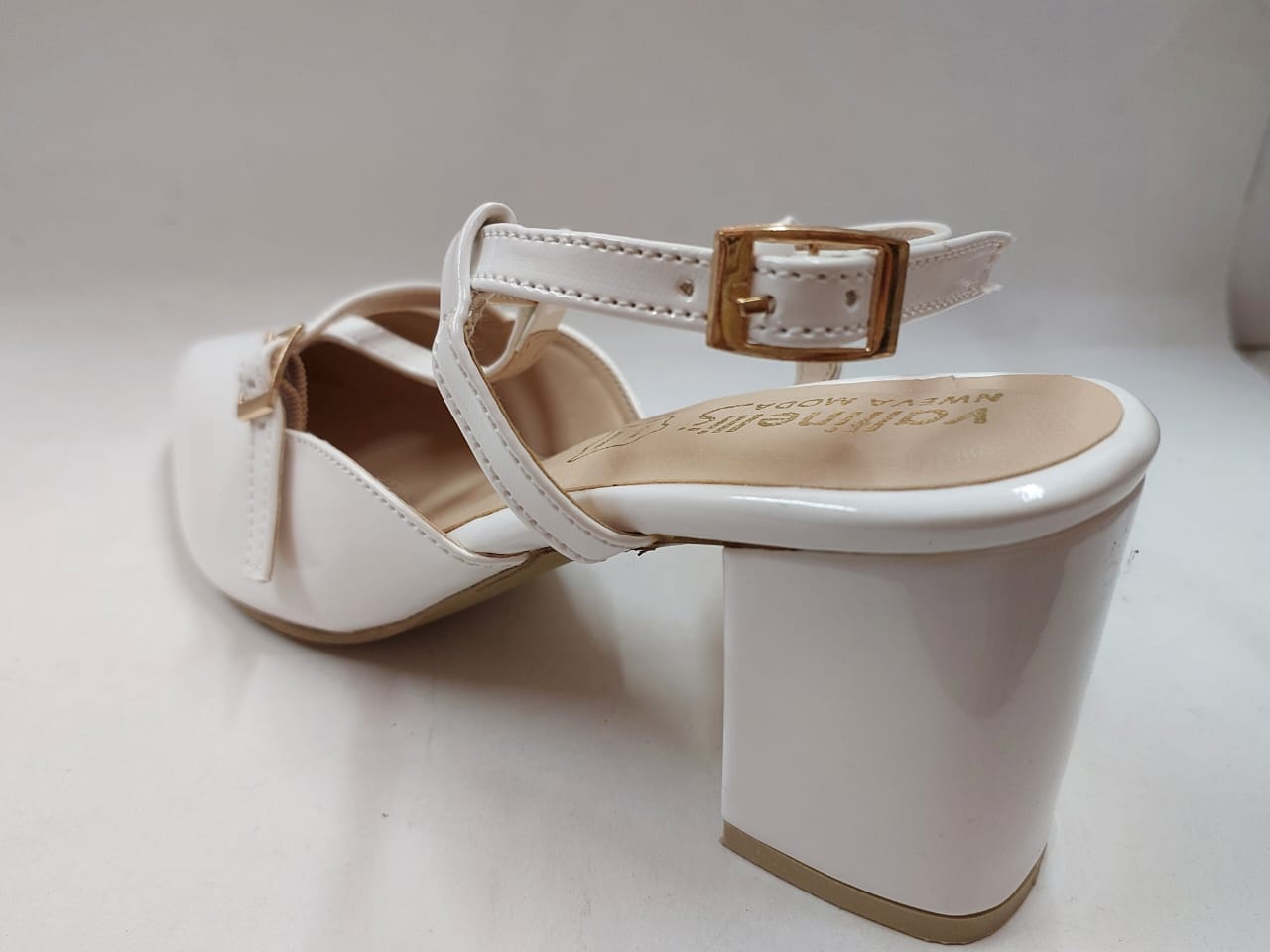 Escarpins blancs vernis à brides – Élégance intemporelle
