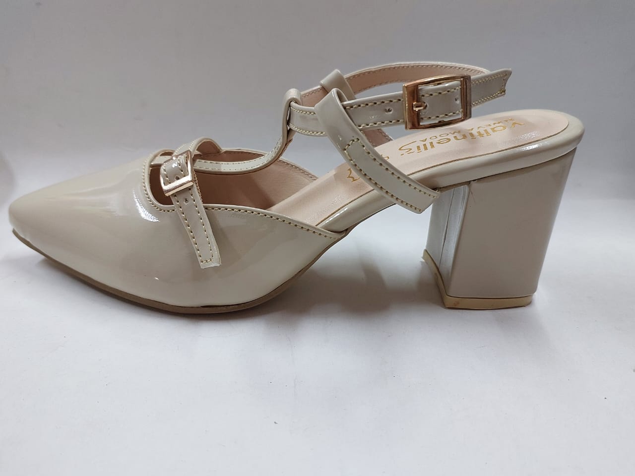 Escarpins nude vernis à brides croisées – Confort & Élégance