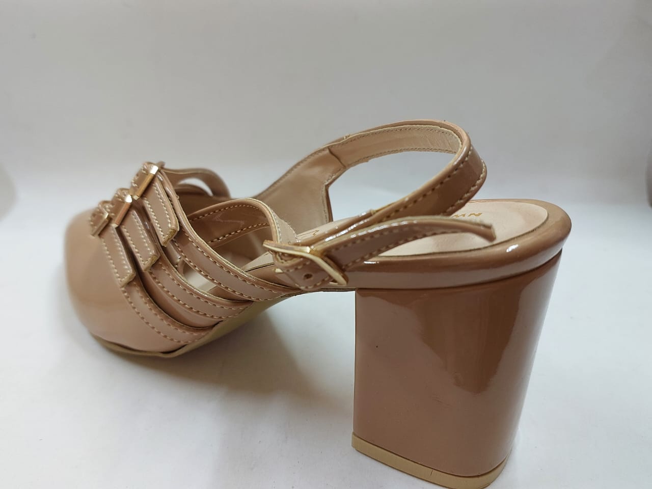Escarpins nude vernis à multi-brides dorées – Chic et Confort