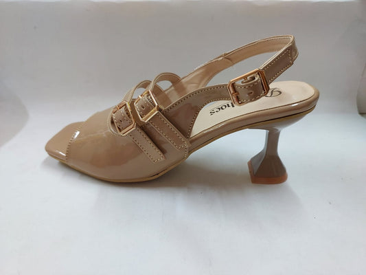 Sandales camel vernies à trois brides et boucles dorées – Élégance quotidienne