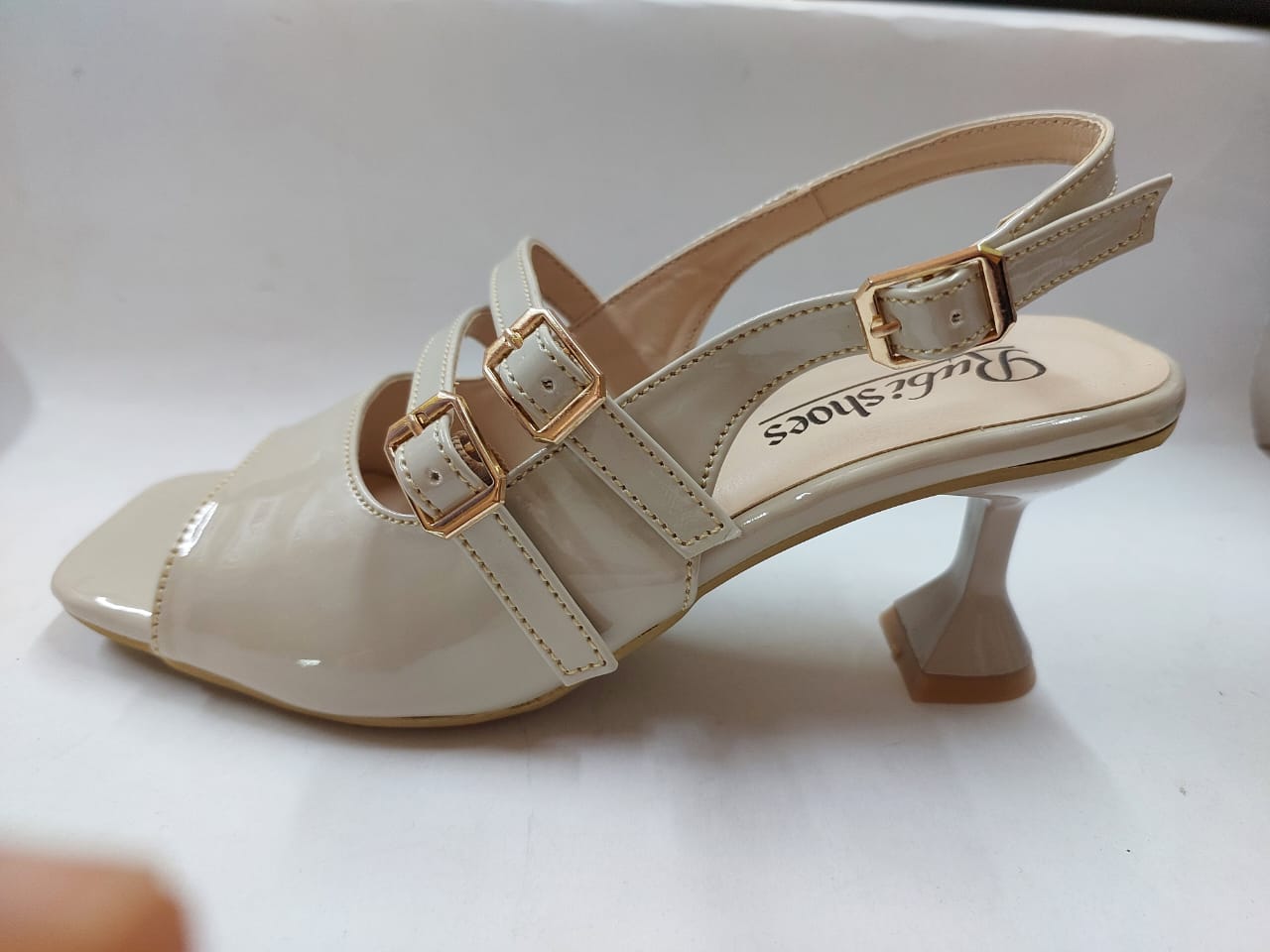 Sandales beige vernies à trois brides et boucles dorées – Élégance subtile