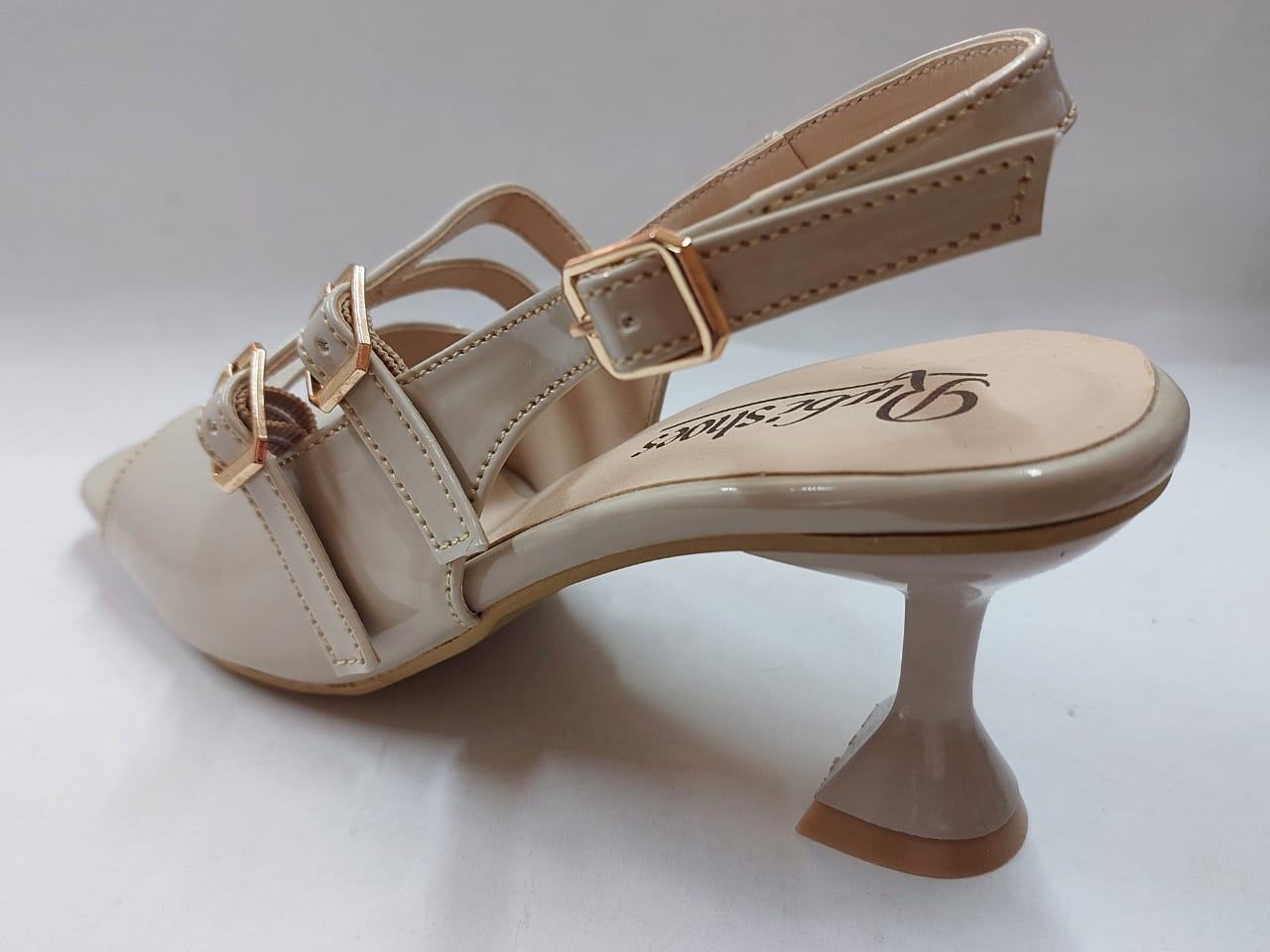 Sandales beige vernies à trois brides et boucles dorées – Élégance subtile