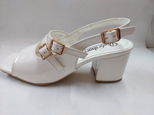Sandales blanches vernies à trois brides et boucles dorées – Chic et intemporelles