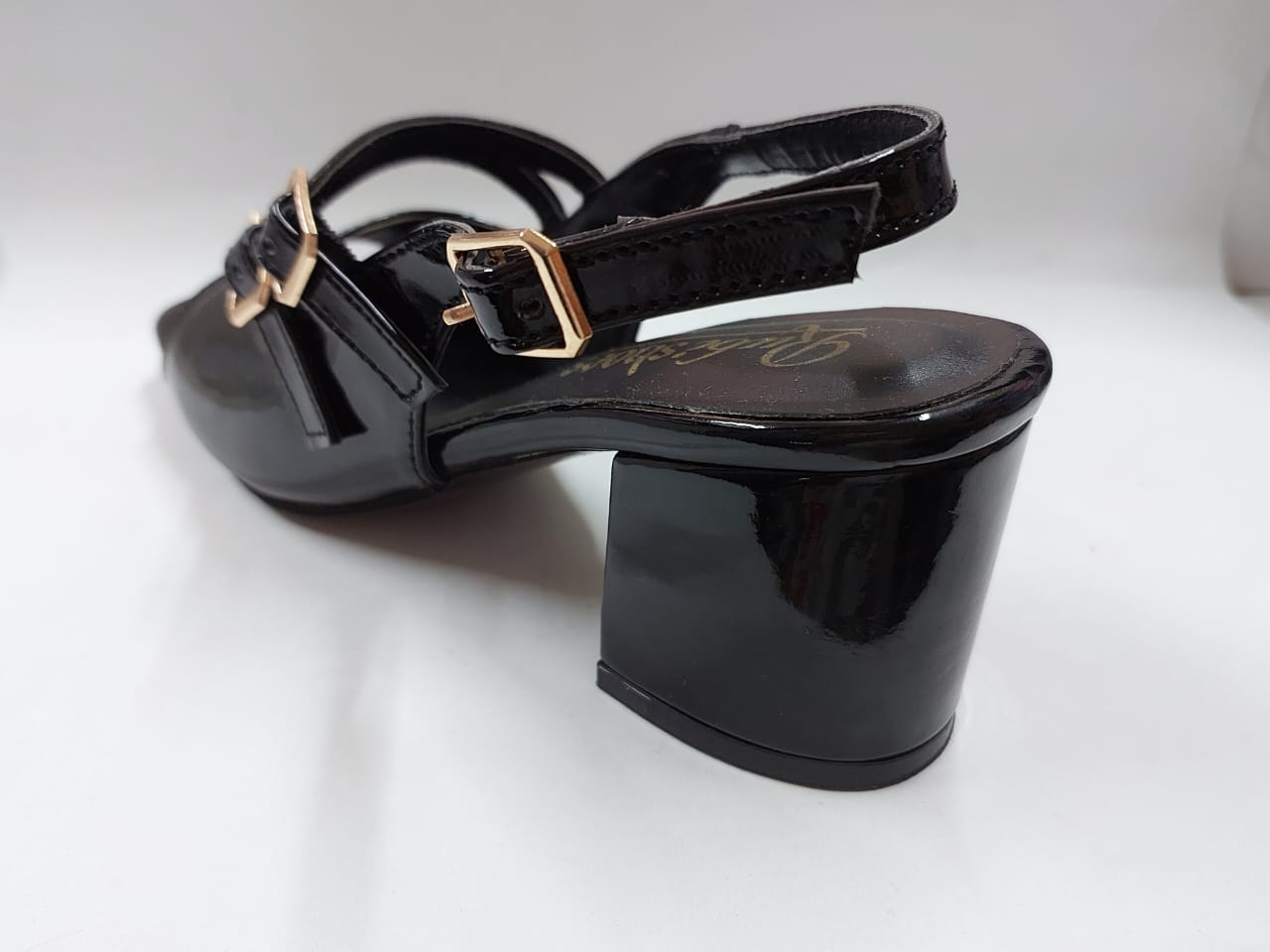Sandales noires vernies à trois brides et boucles dorées – Élégance & confort
