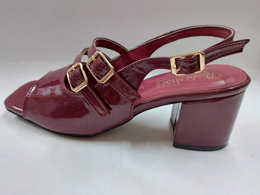 Sandales bordeaux vernies à trois brides et boucles dorées – Élégance raffinée