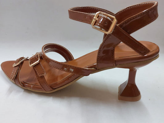 Sandales caramel vernies à brides et boucles dorées – Élégance & confort moderne