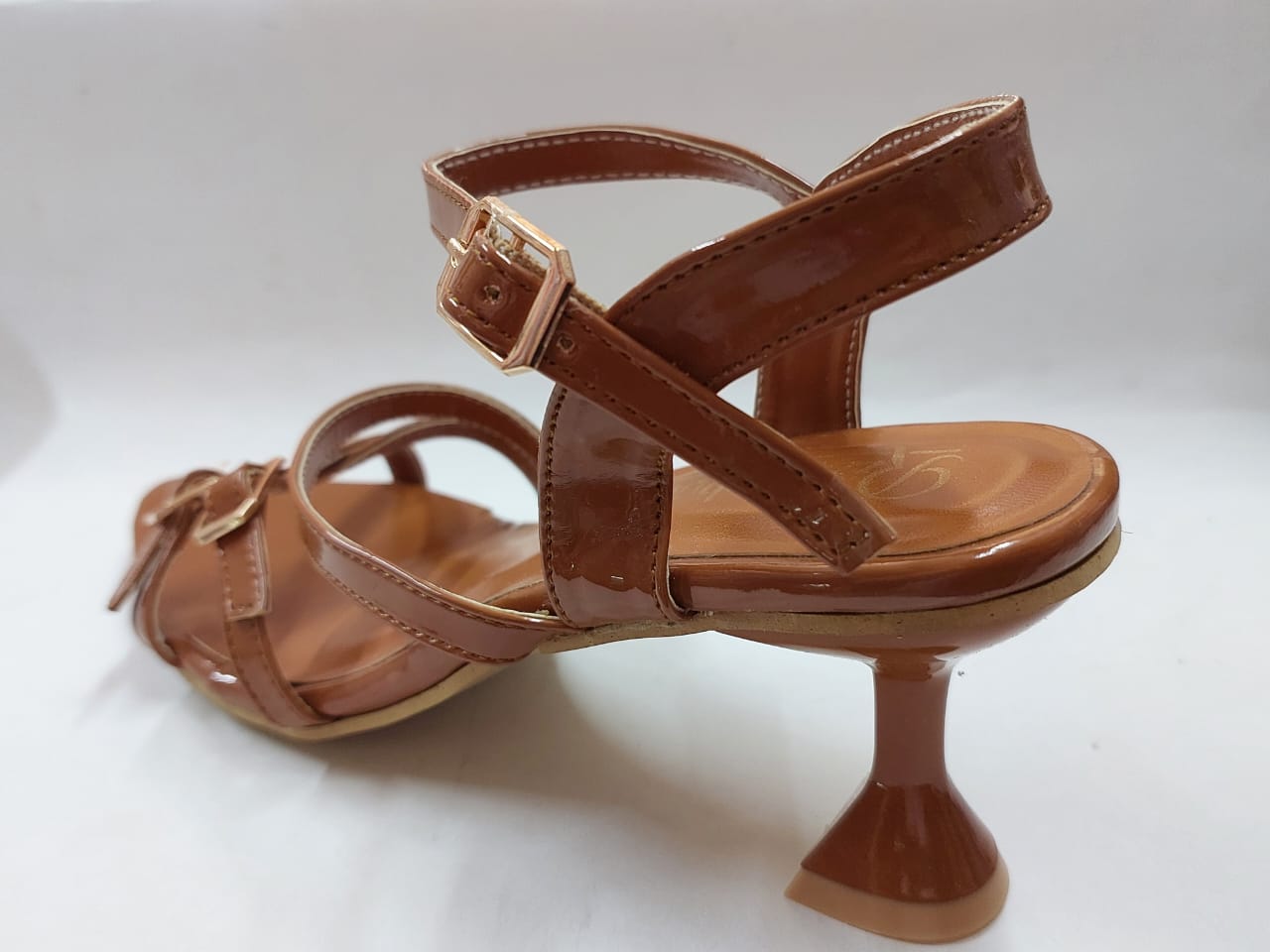 Sandales caramel vernies à brides et boucles dorées – Élégance & confort moderne