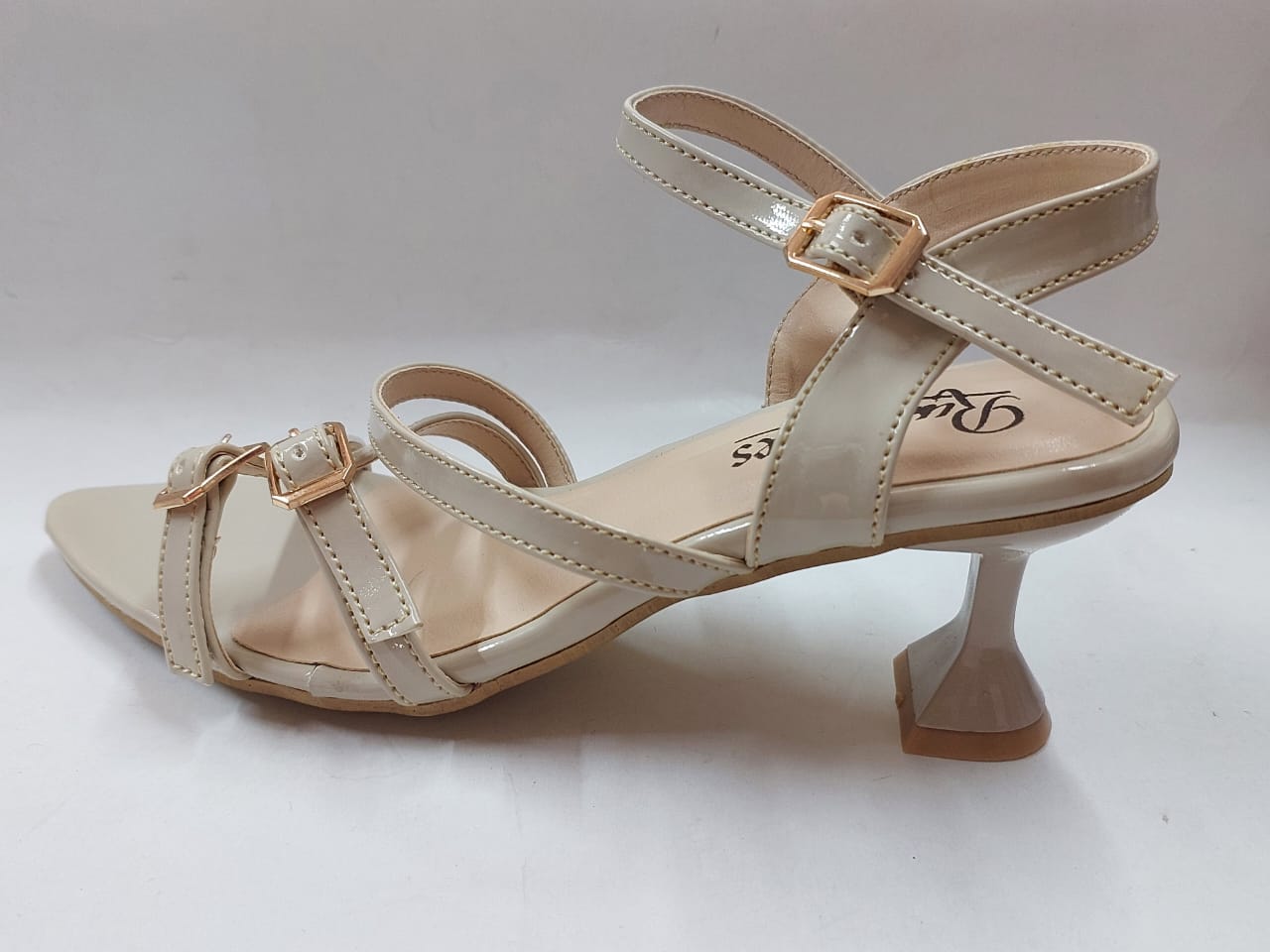 Sandales beige vernies à brides et boucles dorées – Élégance raffinée