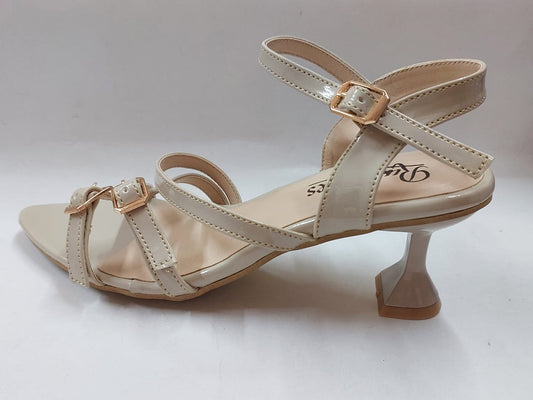 Sandales beige vernies à brides et boucles dorées – Élégance raffinée